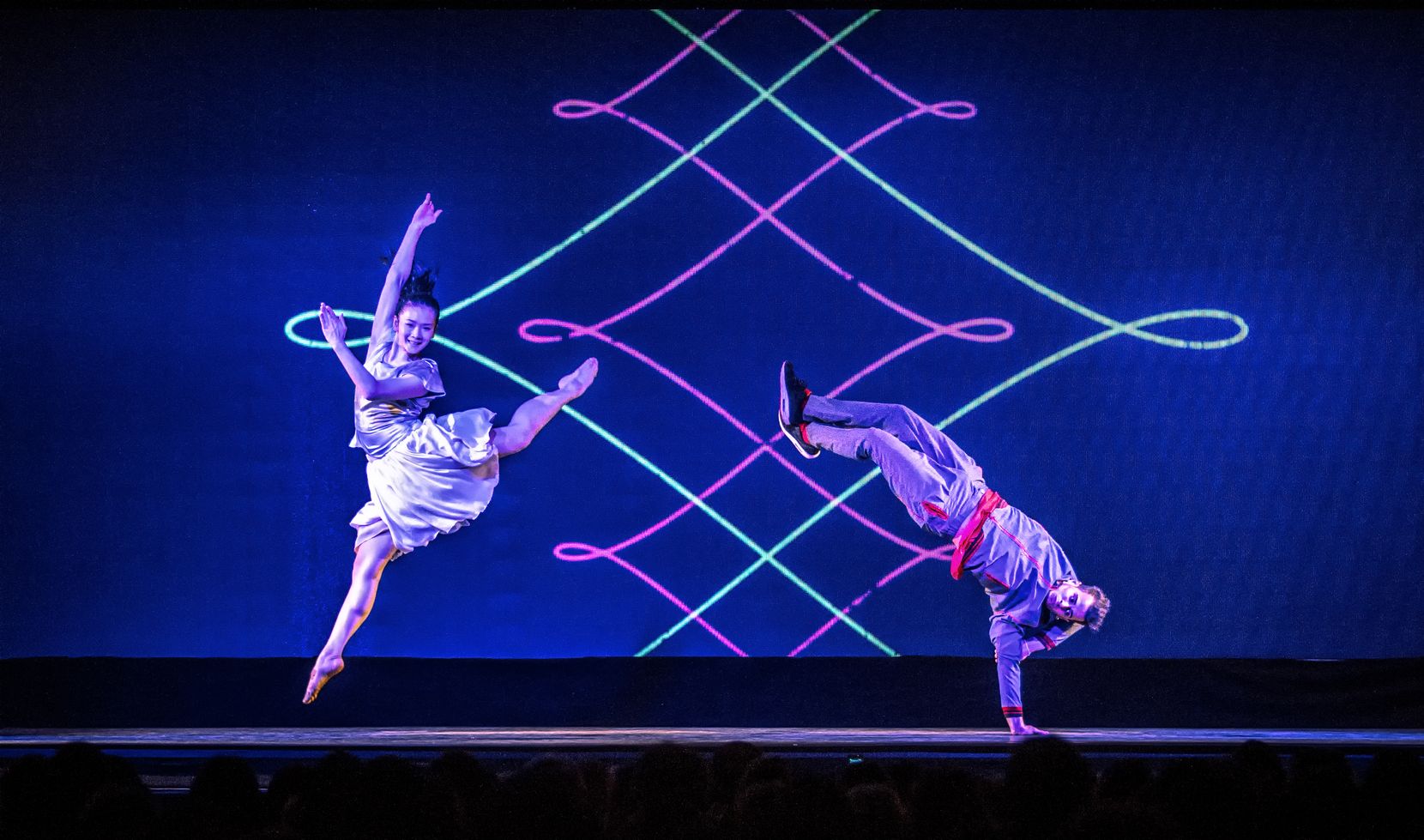 Man sieht zwei Tänzer der Tanzshow «Flying Bach» auf der Bühne.